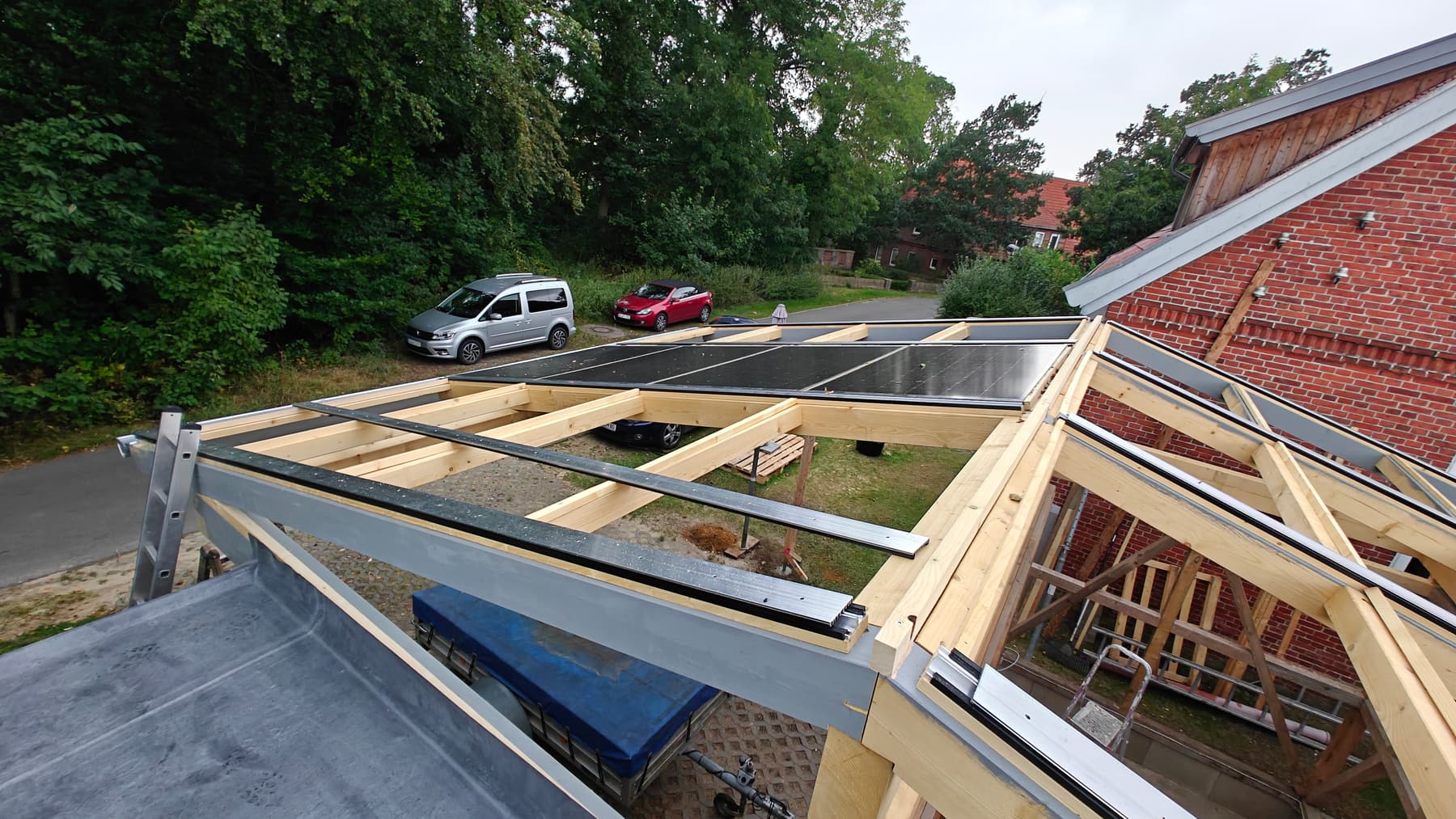 Dachanschluss einer Carport-&Uuml;berdachung