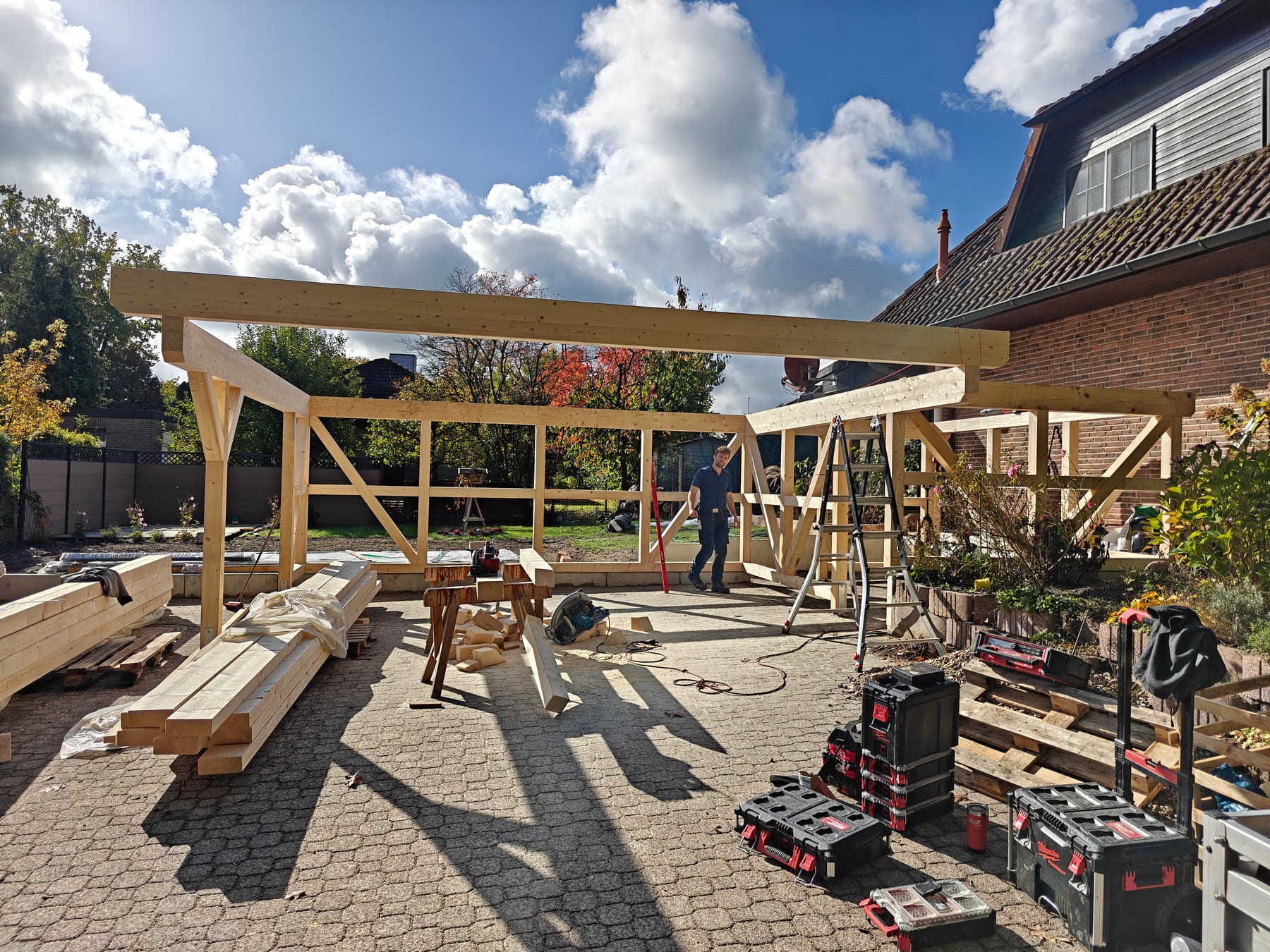 Carport-Überdachung mit Fachwerkstreben im Hof im Aufbau