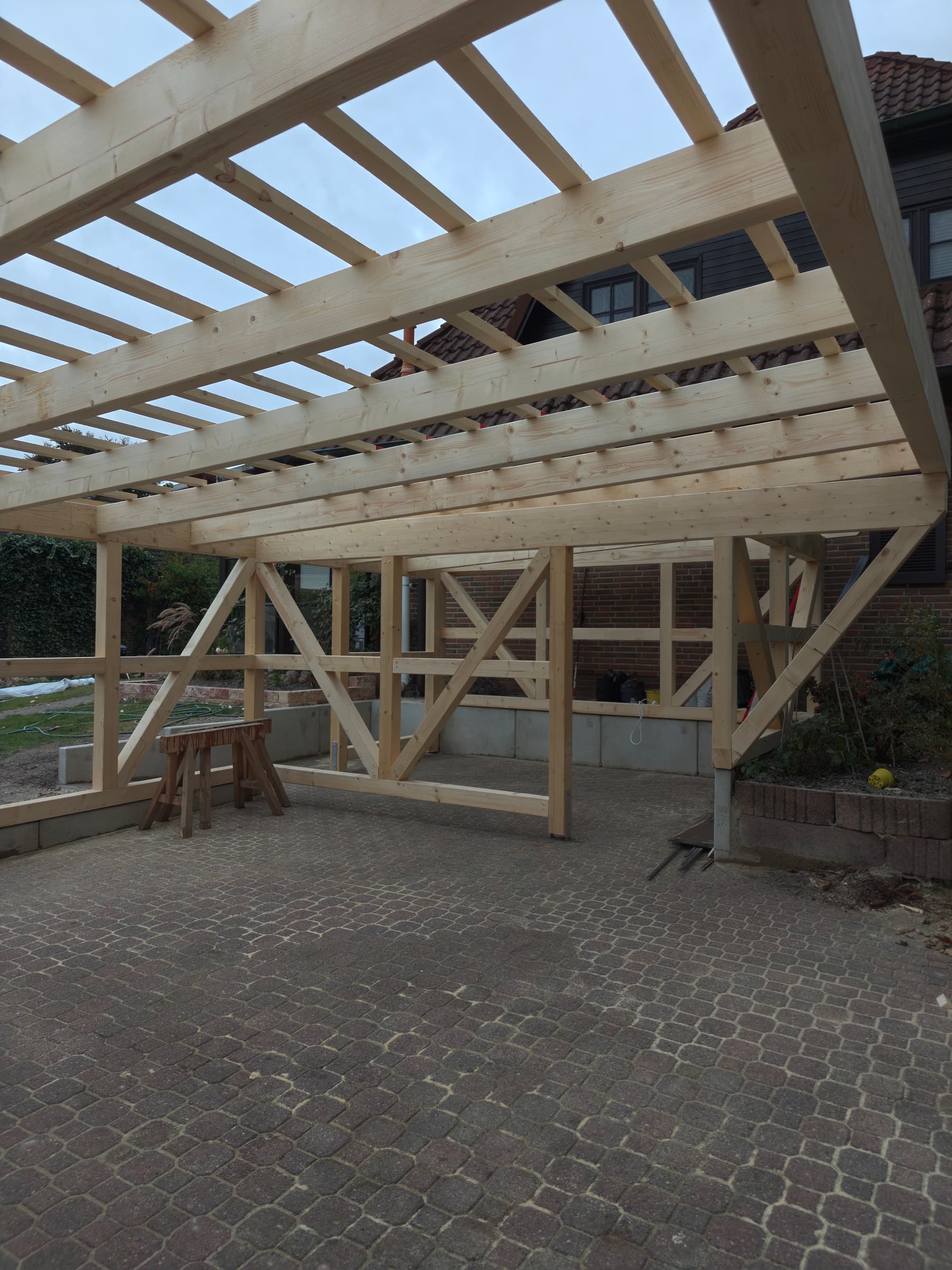 Carport-&Uuml;berdachung mit Holzrahmen im Aufbau