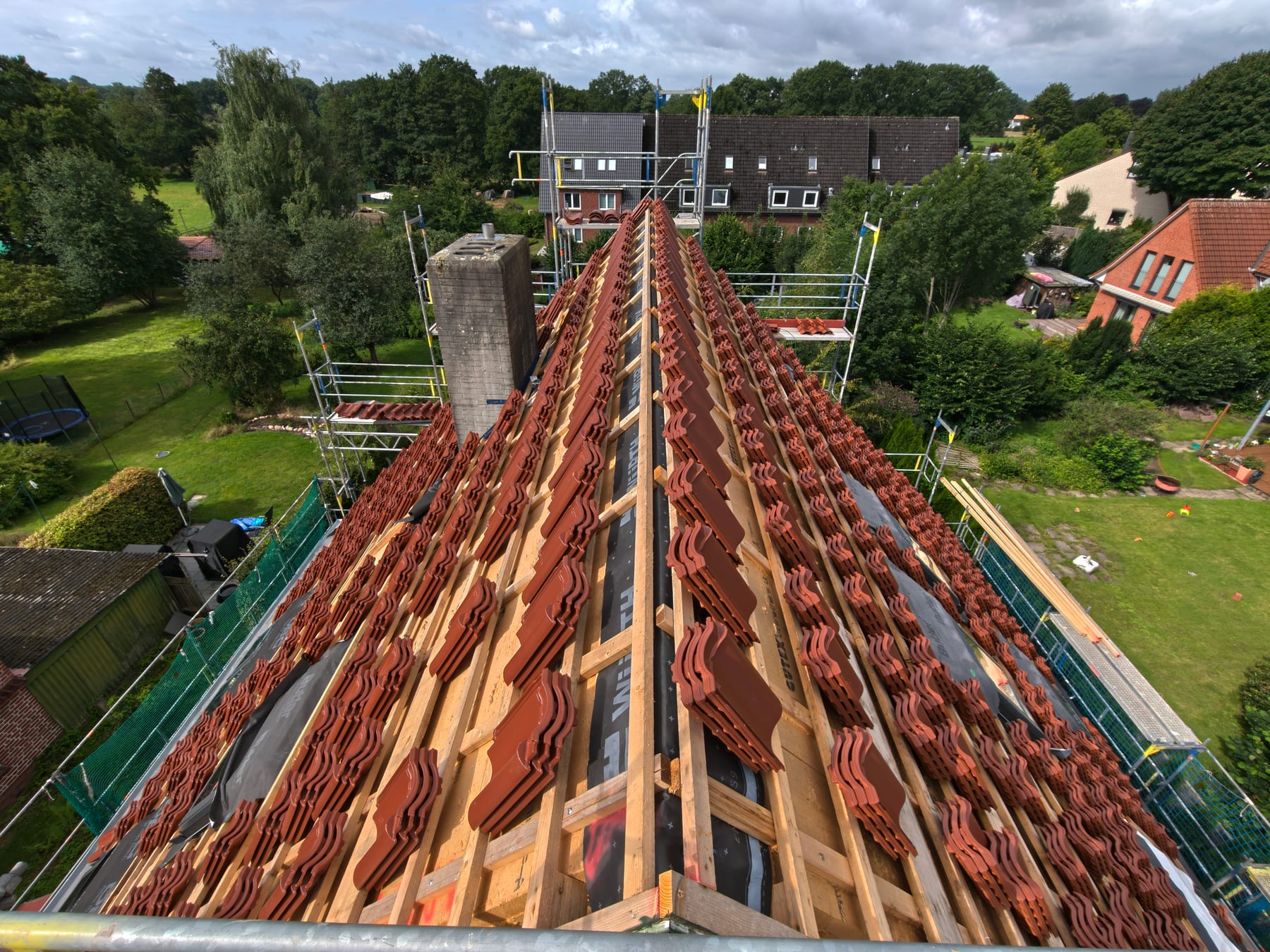 Dachstuhl-Sanierung mit sichtbarer Ziegelreihe und Holzlattung