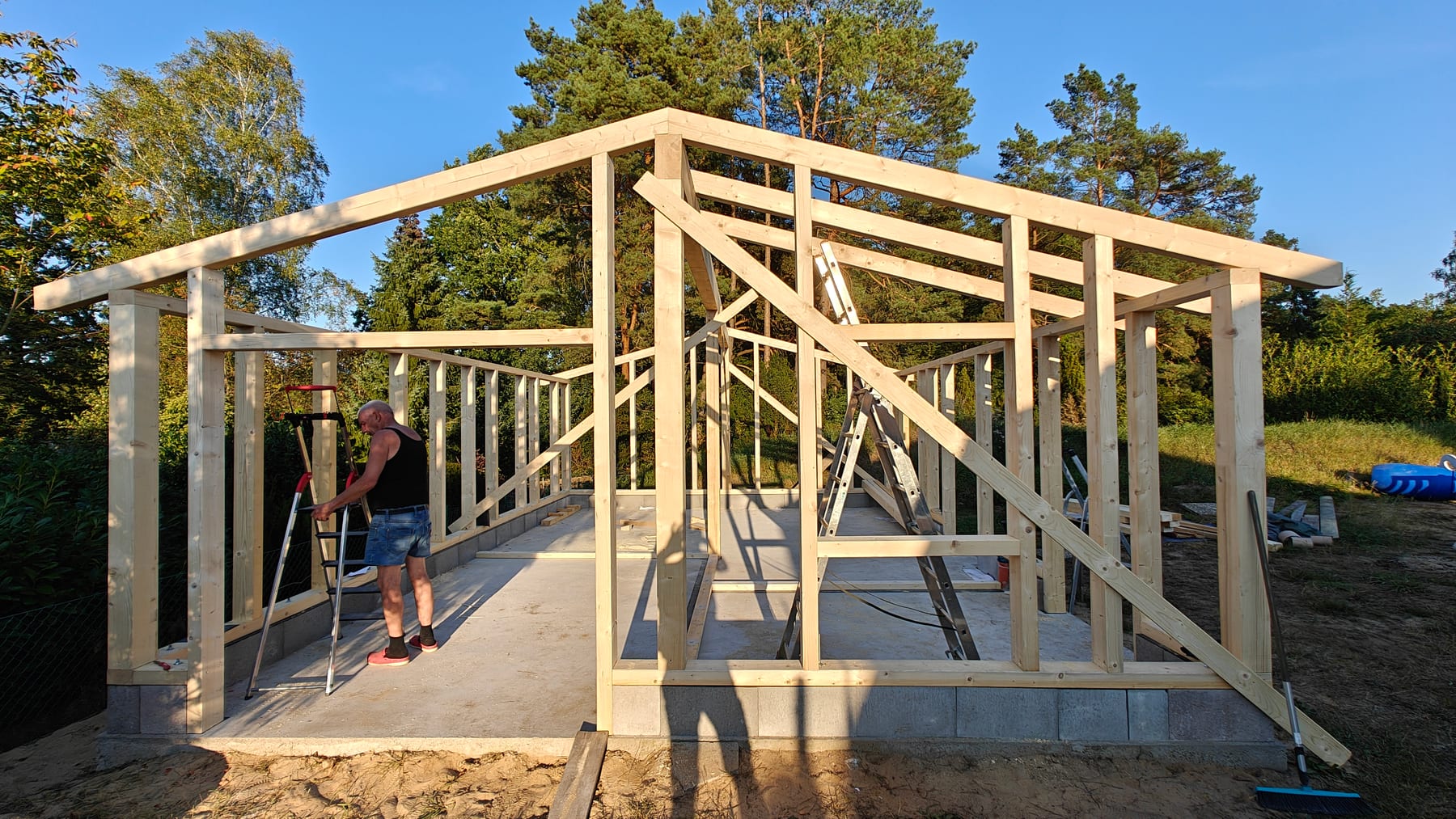 Holzrahmenbau-Rohbau eines Gartenhauses in seitlicher Ansicht