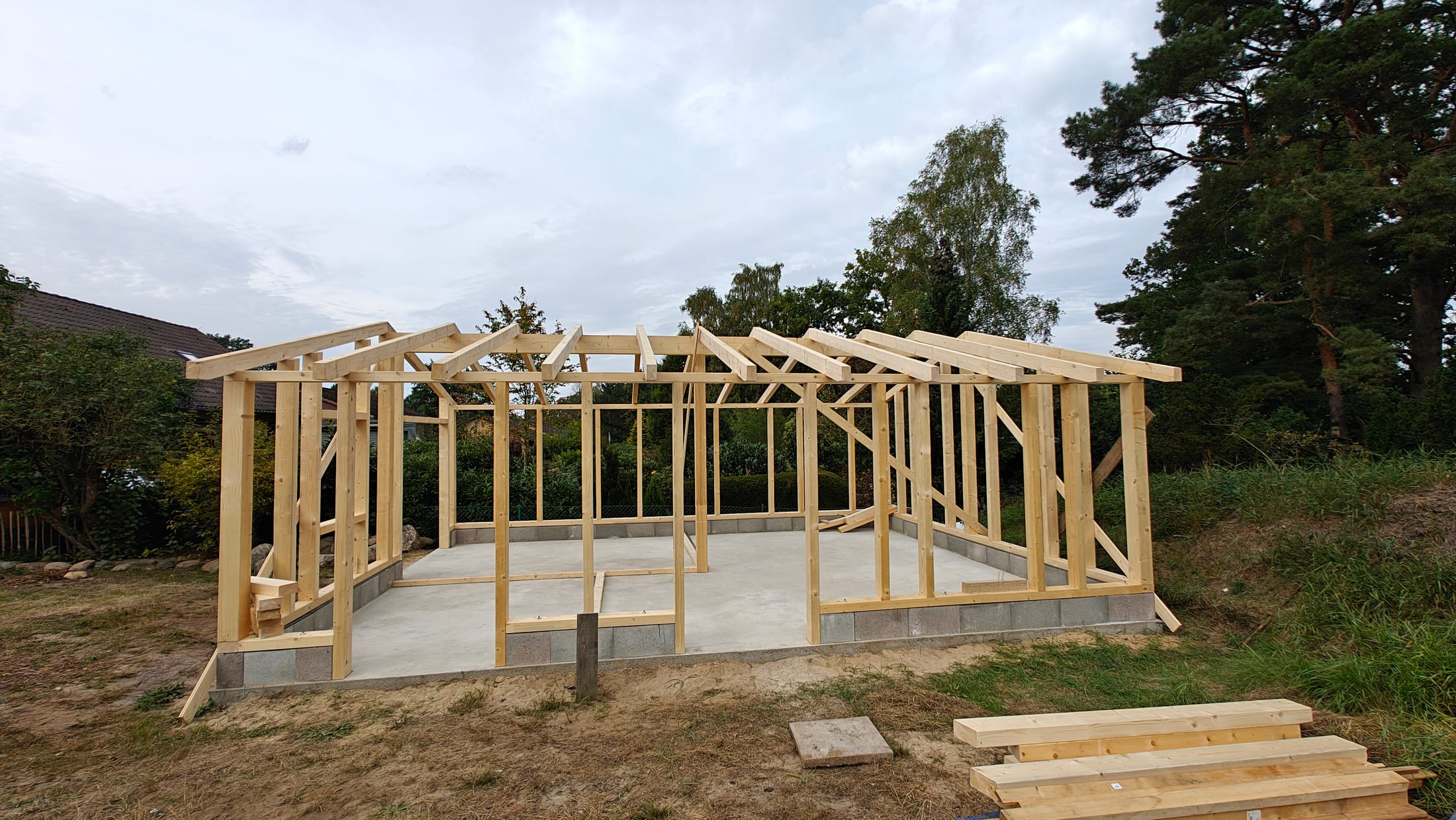 Holzrahmenkonstruktion eines Hallenbaus im Rohbau