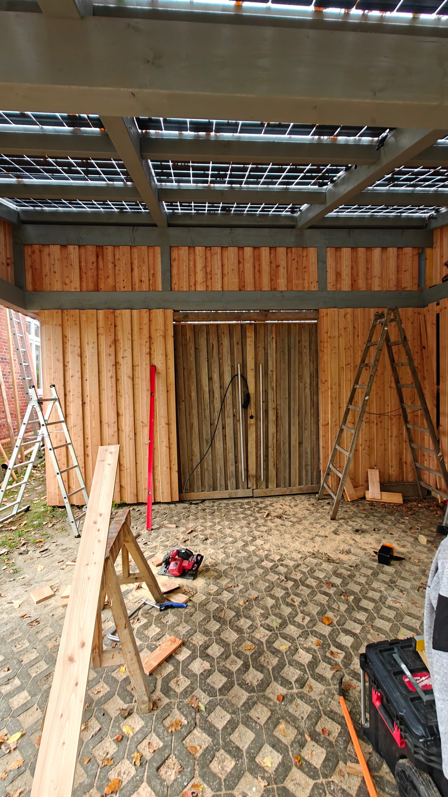 Ma&szlig;gefertigtes Schiebetor aus Holz