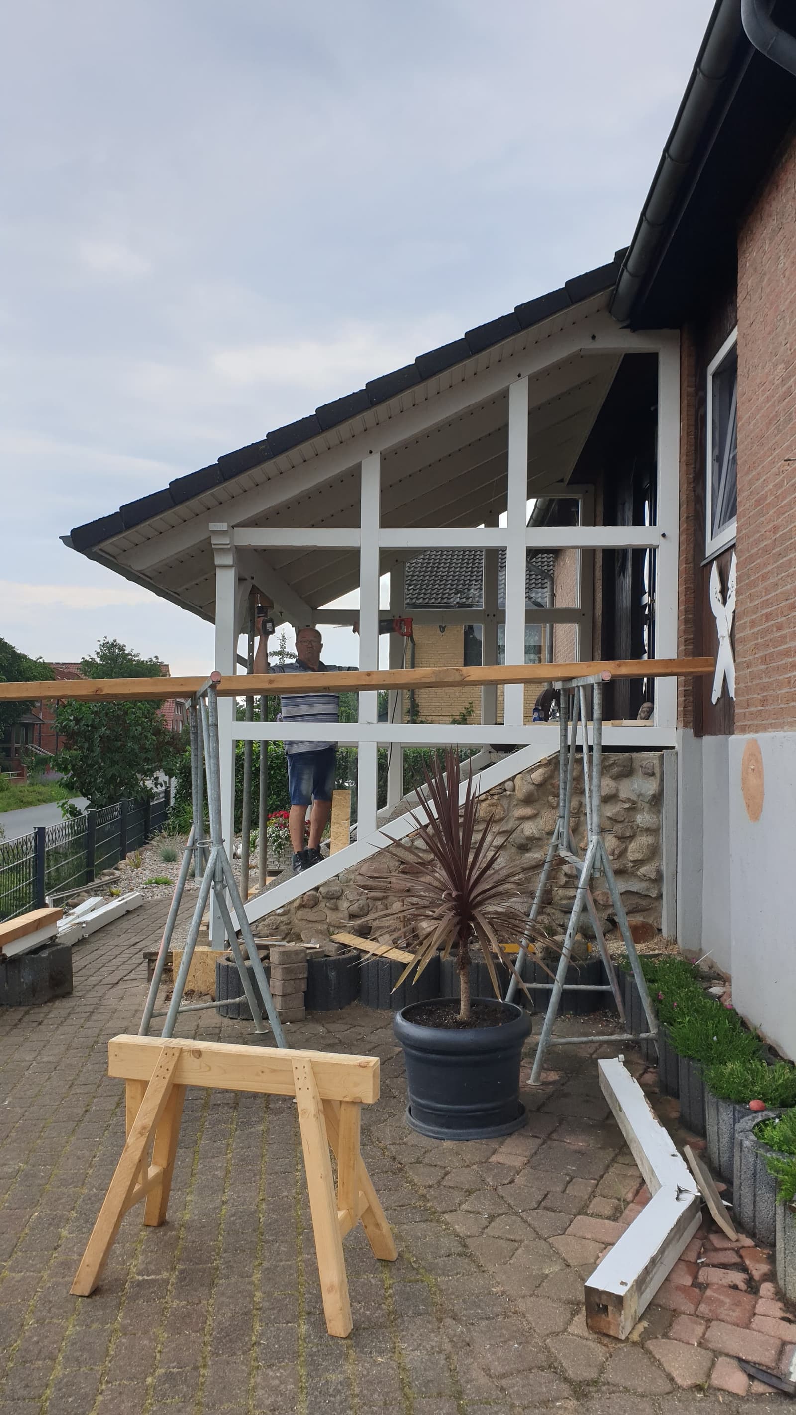 Wei&szlig;e Holz-&Uuml;berdachung an einem Haus